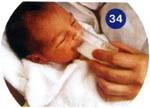 Použitím cévky ke krmení, která je napojená na stříkačku, lze tento způsob modifikovat. Krmení kádinkou, hrníčkem Dítě opět držíme ve vzpřímené poloze se zajištěnýma rukama.