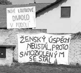 Okno někdo rozbil v nočních hodinách, škoda je čtyři tisíce korun. Za přestupek proti majetku přitom hrozí až patnáctitisícová pokuta, říká mluvčí policie, která po pachateli zatím marně pátrá.