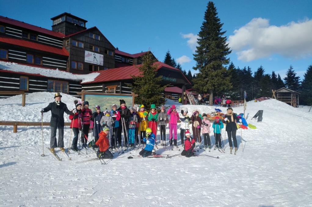 HORY - 5.AB Letos v březnu vyrazili páťáci s Mravenci na hory na Kolínskou boudu. Už cesta tam byla celkem dobrodružná.