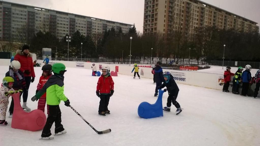 BRUSLENÍ - 2.AB Bruslení je prima. Ve středu 7. března šli druháci bruslit a měli tak trochu jiný tělocvik. Bruslilo se jen tak, ale i s hokejkami.