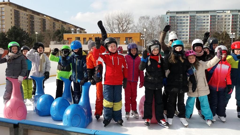 Všichni si to užili a určitě ještě půjdeme. BRUSLENÍ - 3.AB 8 Když je správná zima, tak mrzne, až praští. A může se konečně jít bruslit.