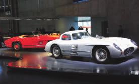 Impozantní nakloněná bělostná budova MUZEA PORSCHE, podpíraná 3 sloupy, patří mezí nejkrásnější muzejní stavby na světě. Dokonale symbolizuje dynamiku značky 2 Porsche. Na ploše 5.