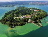 den: KVĚTINOVÝ OSTROV MAINAU je jednou z největších atrakcí Bodamského jezera. Daří se tu exotickým rostlinám jako jsou palmy, citrusovníky, banánovníky apod.