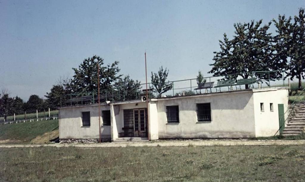 3. Materiální podmínky klubu Nové hřiště se oficiálně otevřelo v roce 1960 v prostoru za školou.