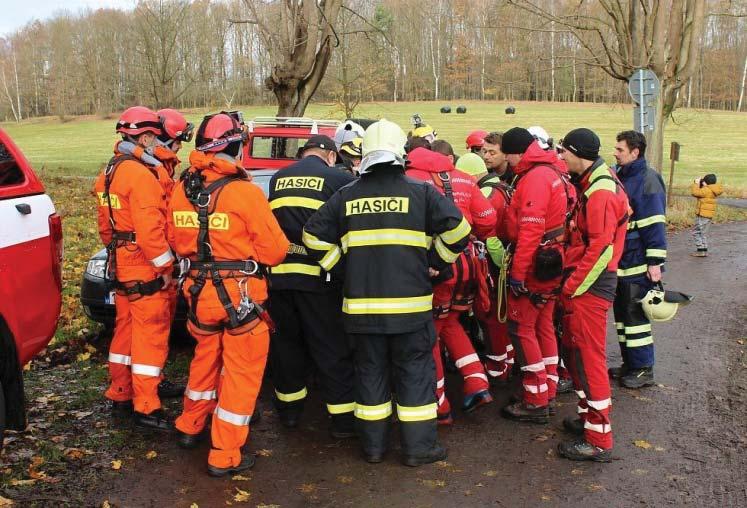 Vyžaduje to velké zkušenosti pilotù i vysazovaèù, kteøí jsou prodlouženýma oèima pilota. Ten totiž pod sebe nevidí. Posádka musí být naprosto sehraná.