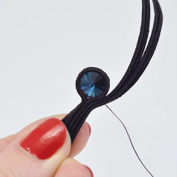 Navlékněte zbylé dva připravené 13 cm dlouhé kousky sutašek, opět 4,5 cm od jejich konce, a