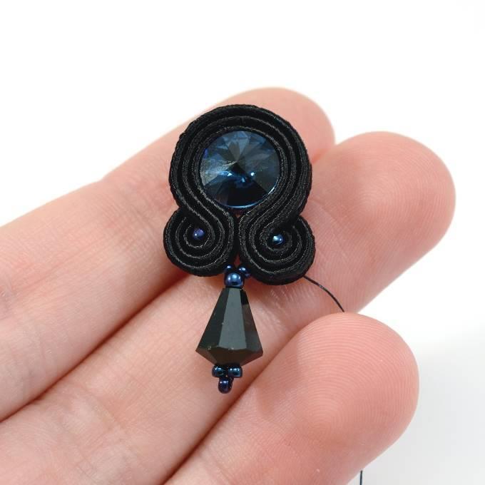 Navlékněte 1B korálek, 1A korálek, broušený Swarovski korálek a 3B korálky.