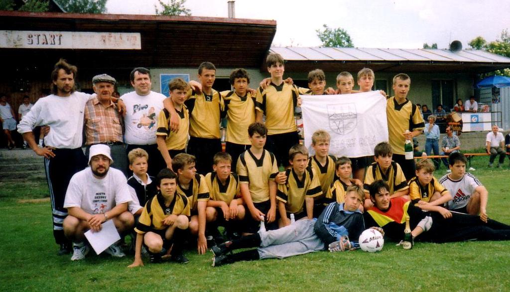 Soutěţní ročník 1997-1998 Starší ţáci-okresní přebor Mužstvo starších žáků pod vedením trenéra Miroslava NOVÉHO vyhrálo svoji skupinu okresního přeboru.