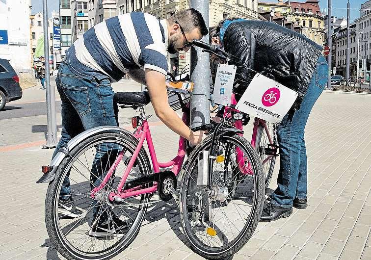 Komu cesta potrvá déle, zaplatí za první hodinu 18 korun, za každou další čtvrthodinu šest korun.