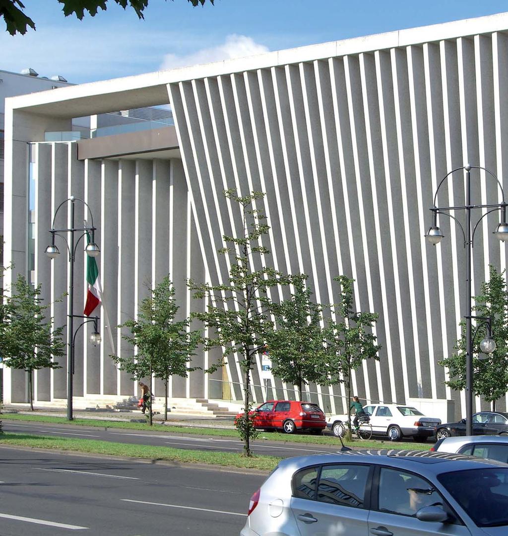 3 Nosná konstrukce budovy je kombinací monolitického betonu a betonových prefabrikovaných prvků. Všechny povrchy, vnější i vnitřní, tvoří bílý ručně kamenicky opracovaný beton.