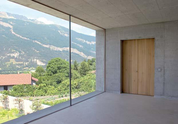 V přízemí je začleněna velkorysá kuchyně s jídelnou velikosti 5,5 x 13,5 m. Její otevřený prostor směrem na prostornou terasu (100 m 2 ) a do zahrady (350 m 2 ) omezují pouze skleněné posuvné dveře.