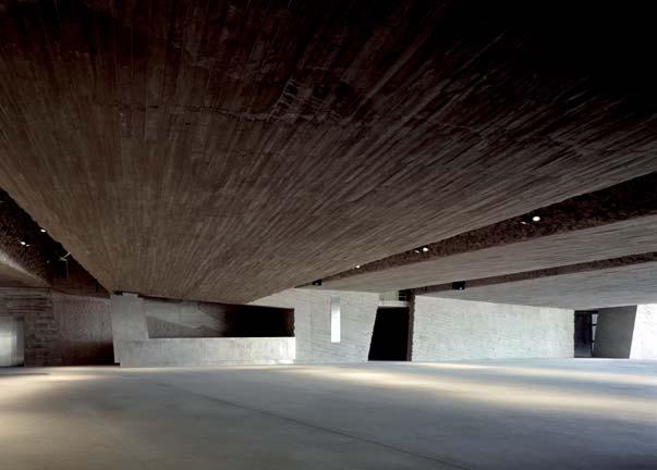 MASIVNÍ HRUBĚ TESANÝ BETON 2b 2c Architektura z atelieru AmP arquitectos je šitá na míru místu stavby. Obě zde zmíněné stavby stojí na Tenerife, největším ze sedmi Kanárských ostrovů.