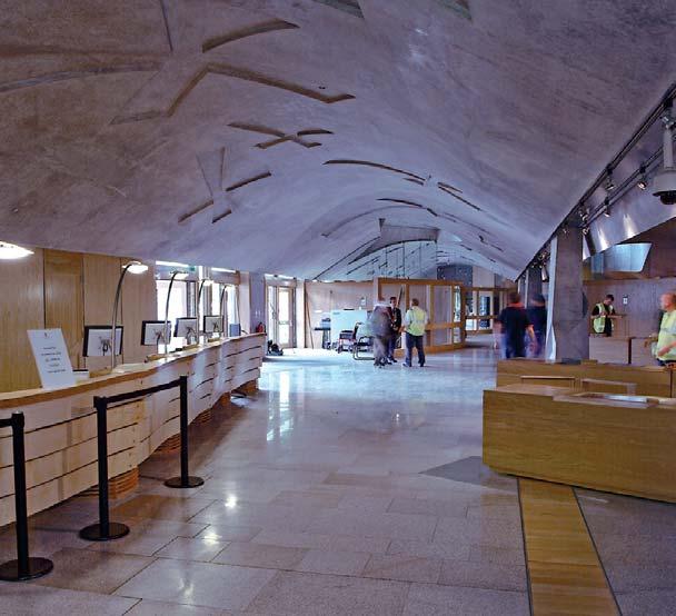 zmíněnou fasádu muzea ve Vaduzu brousilo a leštilo dle architekta Degela deset dělníků po šest měsíců). Kyselinou lze opracovávat (patinovat) pouze povrchy prefabrikovaných betonových prvků.