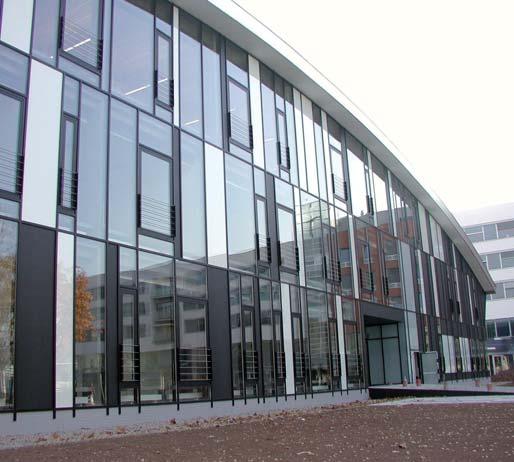 BETON KONSTRUKČNÍM MATERIÁLEM, BETON VÝTVARNÝM PROSTŘEDKEM 2 3 MICHAL JUHA, JAN TOPINKA Použití betonu při navrhování jakékoli občanské stavby je pro současné stavební inženýry a architekty
