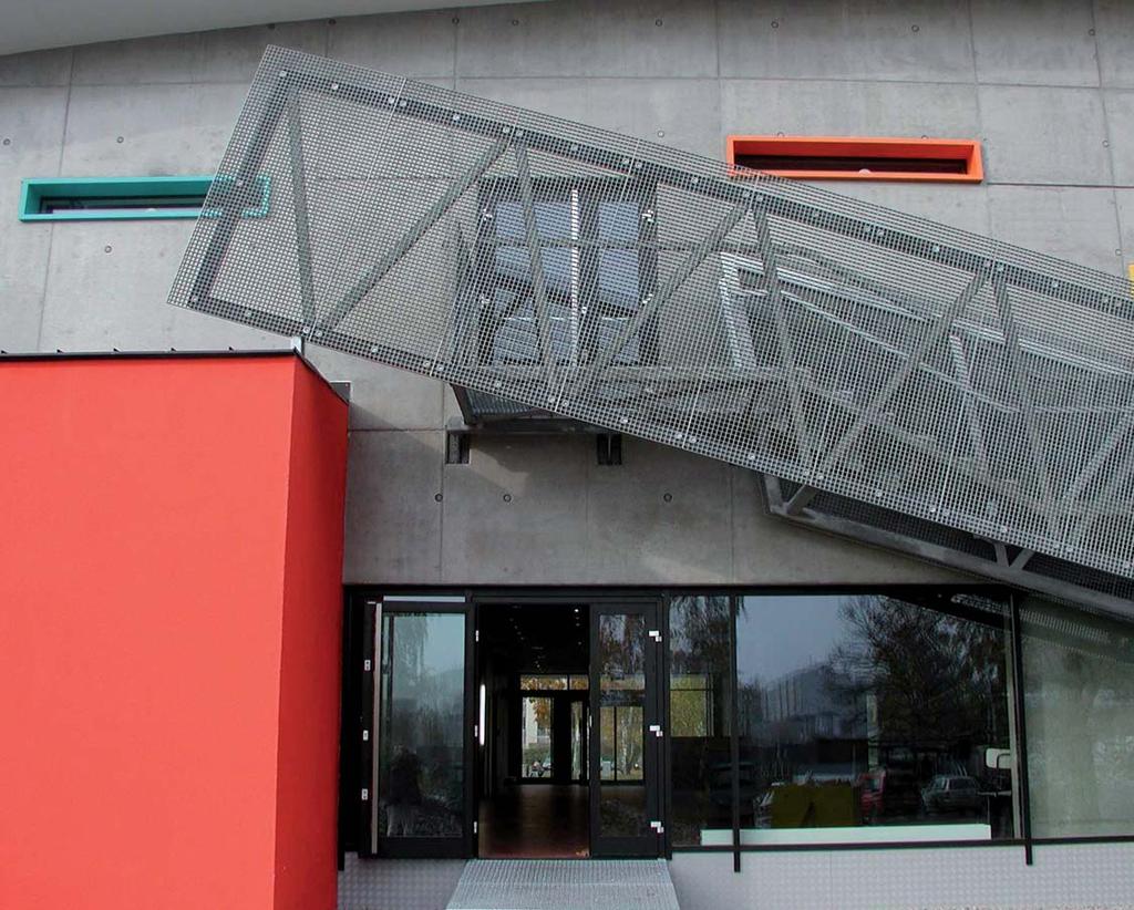 4 5 oprav již odbedněných stěn. Ne zcela se podařilo dohodnout, zda bude používán samozhutňující nebo běžný beton, a tak jsou stěny různé.