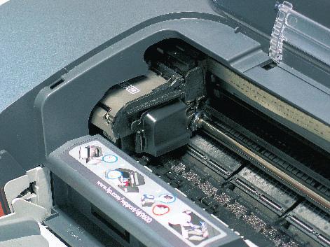 Technologie SVĚT TISKU 05/2004 stavu hladiny inkoustu v právě používaných cartridgích. Levá je spojena s tříbarevnou cartridgí, pravá s černou, případně s fotocartridgí.
