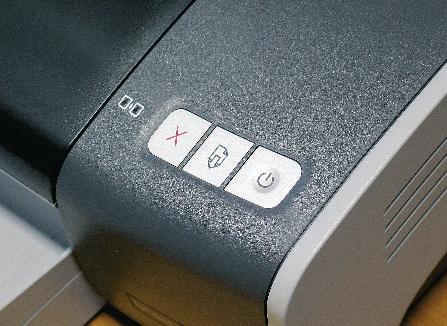 SVĚT TISKU 05/2004 Technologie nás dojem ostrostí blížící se laserovým tiskárnám. S dopisem jsme také vyzkoušeli duplexní jednotku.