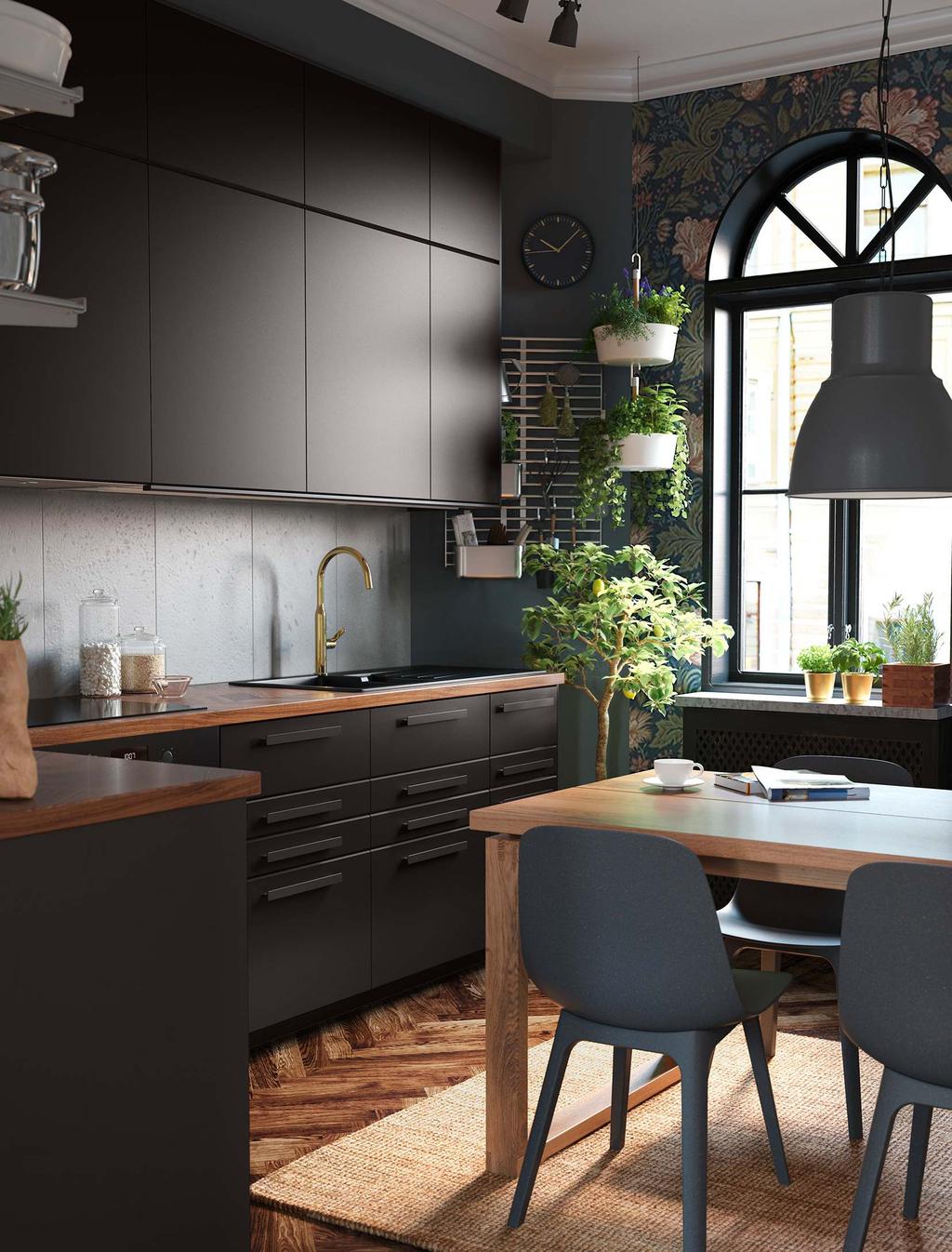 Pro udržitelnější život v domácnosti KUNGSBACKA Atraktivní antracitový povrch a zkosené hrany dvířek KUNGSBACKA dodají kuchyni moderní a elegantní vzhled.