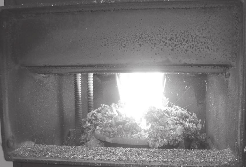 Důležité pokyny k uvedení kotle do provozu a k provozu Tvar plamene: Palivo hoří po celé ploše hořáku Plamen není roztřepený Plamen má tvar kužele směrujícího vzhůru do keramiky ( obr.