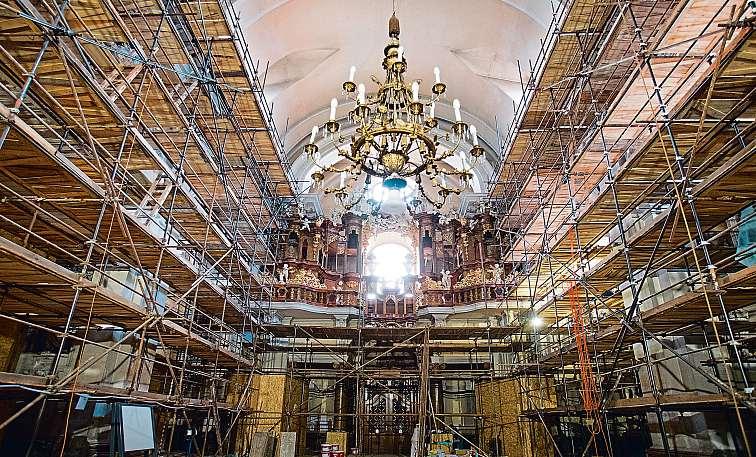 2 16. listopadu 2018 Mělnicko Chrám budeopět zářit zlatem Barokní bazilika ve Staré Boleslavi prochází nejrozsáhlejší opravou od svého dokončení vroce 1623. Vyjde na čtvrt miliardy korun.