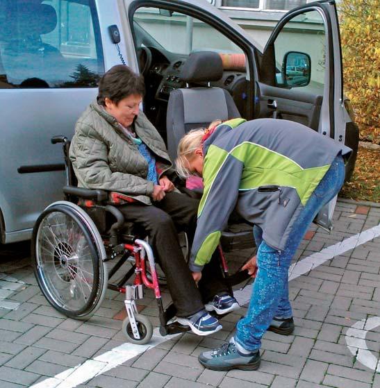Úvodem Vážení spoluobčané, první strany tohoto vydání zpravodaje věnujeme Osobní asistenci. Ta v Krumlově slaví 10 let.