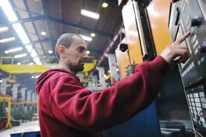 Péče musí být věnována také udržování neporušenosti typu ochrany elektrického zařízení; to může vyžadovat konzultace s výrobcem. Náhradní části musí být v souladu s bezpečnostní dokumentací.