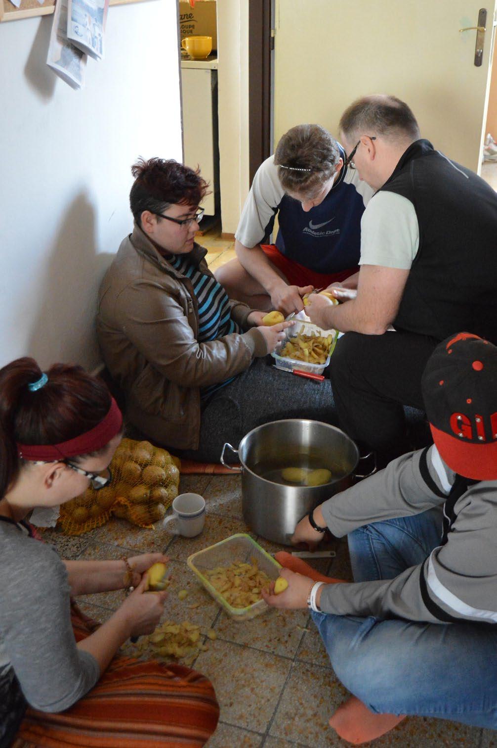 DOBROVOLNÍCI Naši dobrovolníci nám pomáhají v různých oblastech, od zapojení v přímé sociálně-pedagogické práci, přes pomoc s organizací akcí, rozšiřování Bulletinu, poradenství v různých oblastech