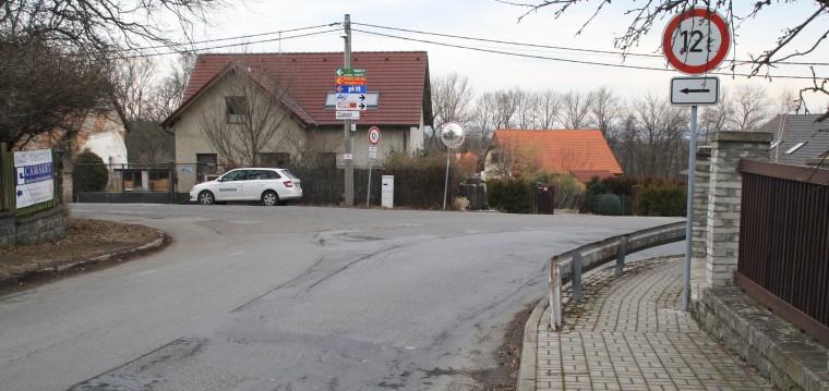 přidruženého dopravního prostoru - chybí návaznosti a prostor pro vyčkávání na autobusy PID - chybí řešené přecházení v oblasti