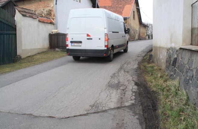 chůze po krajnici je v některých místech nejen nebezpečná, ale i značně nekomfortní 2.2.5. Cyklistická doprava Jízda na kole je především po cyklotrase č. 0065 od Strančic, resp.
