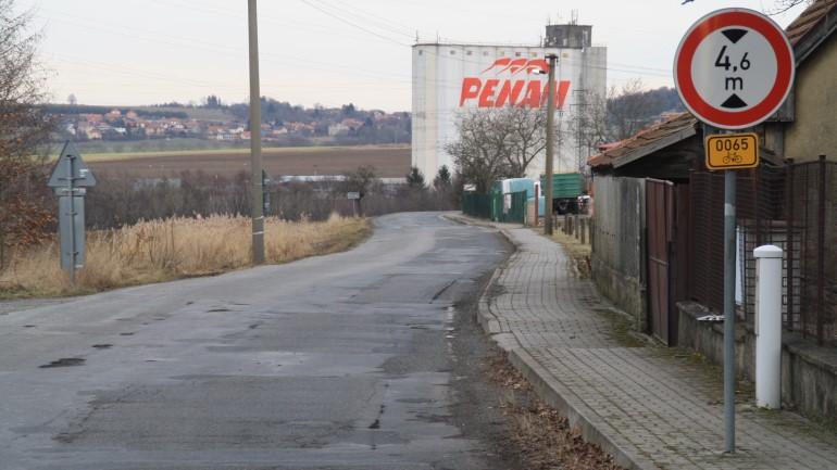 Významným řešením v oblasti cyklo a pěší dopravy může být řešení snesení železniční vlečky a nahrazení stezkou pro chodce a cyklisty, čímž by vzniklo chráněné a výškově velmi přívětivé řešení mezi