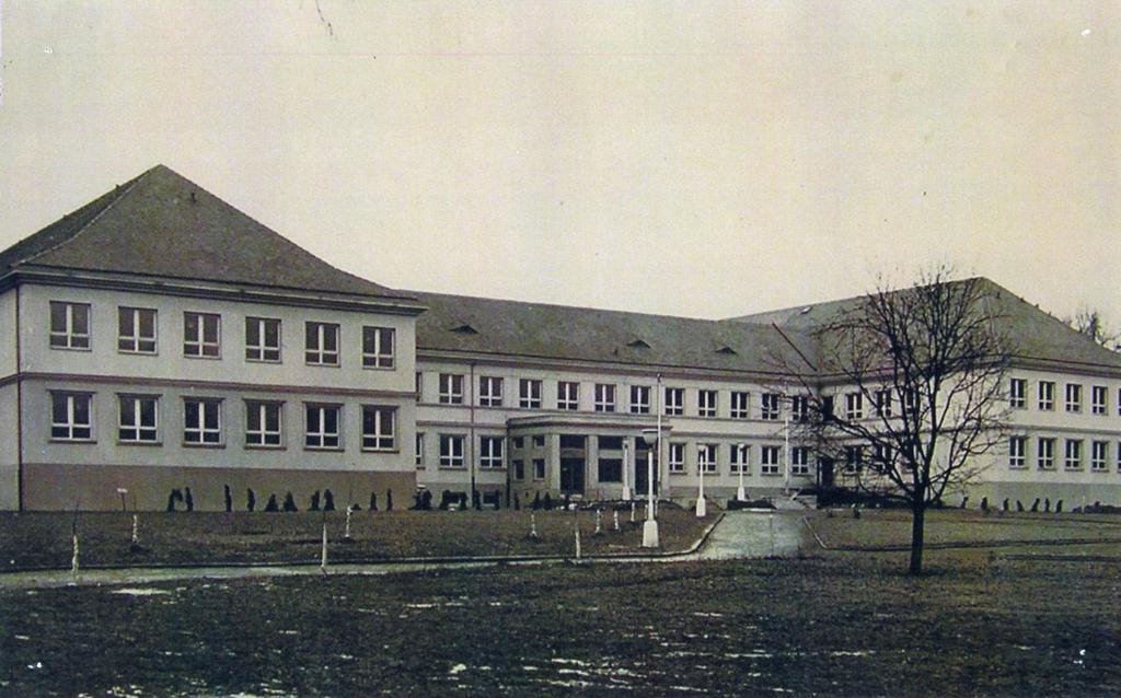 ROČNÍKŮ Jedna z nejstarších fotografií naší školy z roku 1962 připomíná její významné výročí.