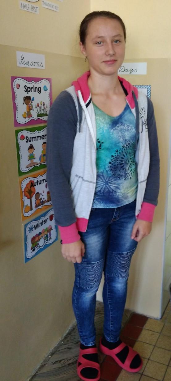 Výborně si vedla Simona Kuboušková z 8. B, která zvítězila ve vrhu koulí i ve skoku dalekém. V silné konkurenci se rozhodně neztratil ani Tomáš Topinka z 9.