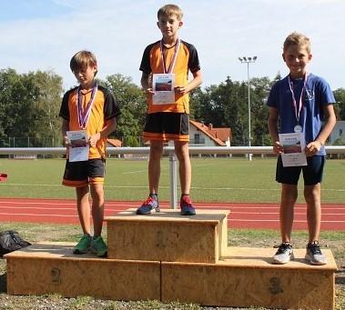 Mladší děti pak hrály vybíjenou, ti starší se utkali v přehazované. Druhý den si všechny děti zahrály fotbal. Vyvrcholením her bývá štafeta 10x400m, kterou absolvují menší i starší sportovci.