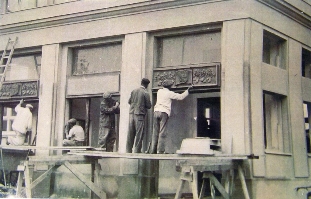 Z HISTORIE ŠKOLY Dokončování fasády vstupu v létě 1958 V 50. letech minulého století se v našem městě projevoval velký nedostatek míst ve školách. Do města se stěhovalo čím dál více rodin s dětmi.