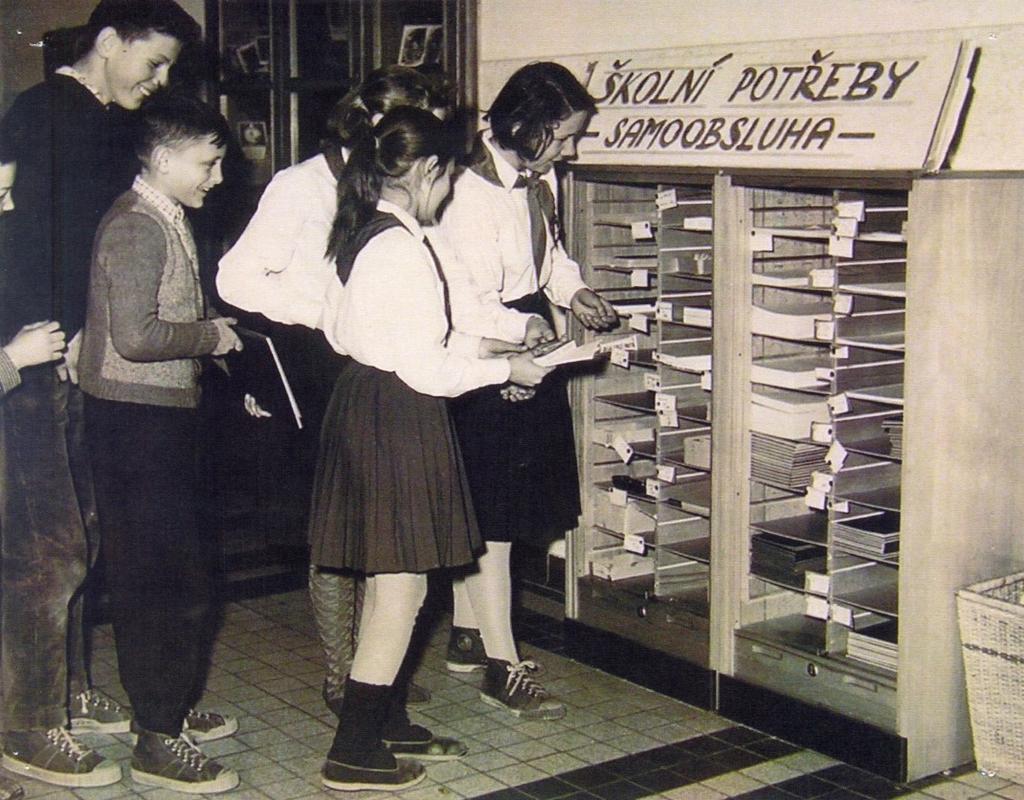 Počítal s dvěma patry, ale byl podle požadavků památkové péče přepracován tak, aby výsledná hmota nepřevyšovala v horizontu dominantní postavení státního zámku.