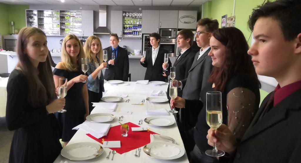 Poté se přesunuli do vedlejší místnosti, kde na ně již čekala slavnostně prostřená tabule.