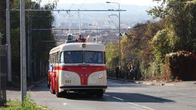 Vůz je již kompletně olakován, elektrická výzbroj je již z větší části dokončená, stejně jako zasklení a výzbroj střechy.