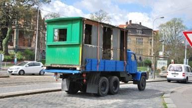 2006 Celodřevěná karosérie speciální tramvaje z roku 1907 sloužila posledních 64 let jako zahradní chatka.