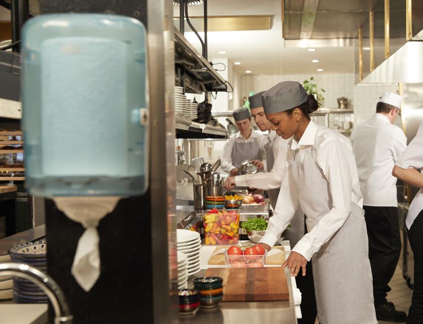Důležitost správného toku činností a hygieny Restaurační kuchyň může být hodně náročné pracovní prostředí. Je tam horko, rámus, práce je únavná fyzicky i mentálně, a ještě je vysoce náročná.