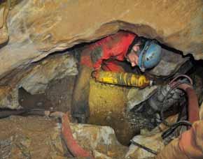 ODBORNÉ PRŮZKUMY A VÝZKUMY V ROCE 2017 Mapování trvale zatopených prostor Chýnovské jeskyně v roce 2017 František Krejča Jelikož se v tomto příspěvku vzájemně prolínají dvě témata, nemohu si v úvodu