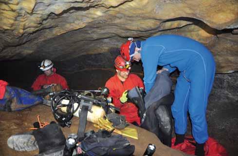 K prvnímu tématu, potápěčskému průzkumu, je nutno uvést, že podzemní tok v jeskyni vytváří několik volných hladin, z nichž největší je tzv. Homolovo jezírko s plochou cca 60 m 2.