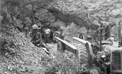 Lezení ve stěnách propasti Macochy Pavel Weisser Objevný vchod Staré Bozkovské jeskyně před zajištěním v roce 1957. Archiv SJ ČR.