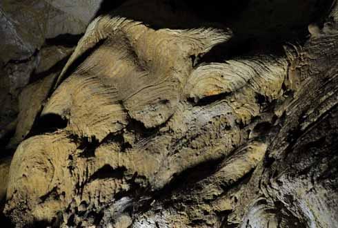 Chýnovská jeskyně a korunovační klenoty František Krejča Staré sintrové kůry ve Spojovací chodbě Javoříčských jeskyní vytvářejí zajímavou strukturu zvanou Mořský příboj.