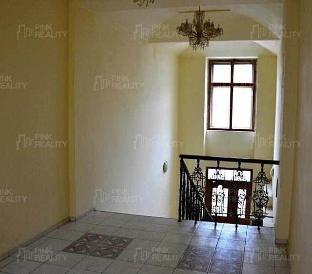 Dům poskytuje cca 1200 m2 pronajímatelných ploch, které tvoří