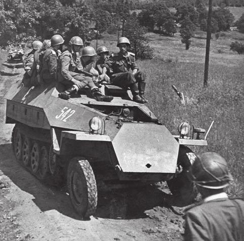 2 Trnitá cesta k zadání úkolu SKOT Neujasněné koncepce Než mohl Pavel Landovský před zraky filmových diváků ladně vystoupit ze svého obrněného transportéru, muselo uběhnout dvacet let, v jejichž