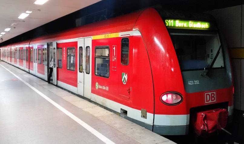 8.7.1.4 Rozměry dveří Evropská komise (2014) v TSI PRM uvádí jako minimální rozměr dveří 800 mm a u dveří určených pro nástup na invalidním vozíku požaduje světlou šířku 1000 mm.