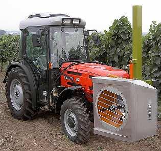 Traktorové defoliátory jsou provedeny jako bočně nesené, uchycené čelně na sloupku či konzole, popřípadě vzadu.