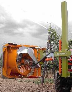 Konstrukce traktorových návěsných defoliátorů jsou zastoupeny v menší míře (ZEMÁNEK, BURG, 2003; ZEMÁNEK, BURG, 2010). Obr. 6 Traktorový nesený defoliátor Obr.