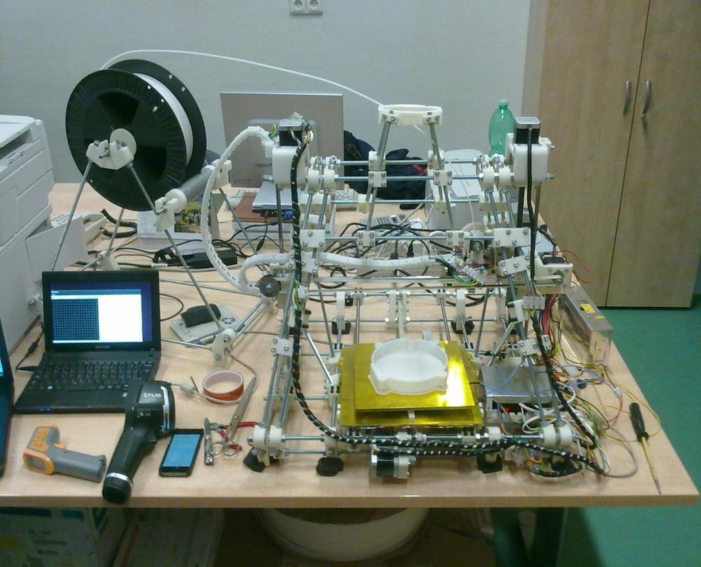 FSI VUT BAKALÁŘSKÁ PRÁCE List 29 3.3 Processing Následující segment pojednává o samotném tisku součásti víka na 3D tiskárně metodou FDM.