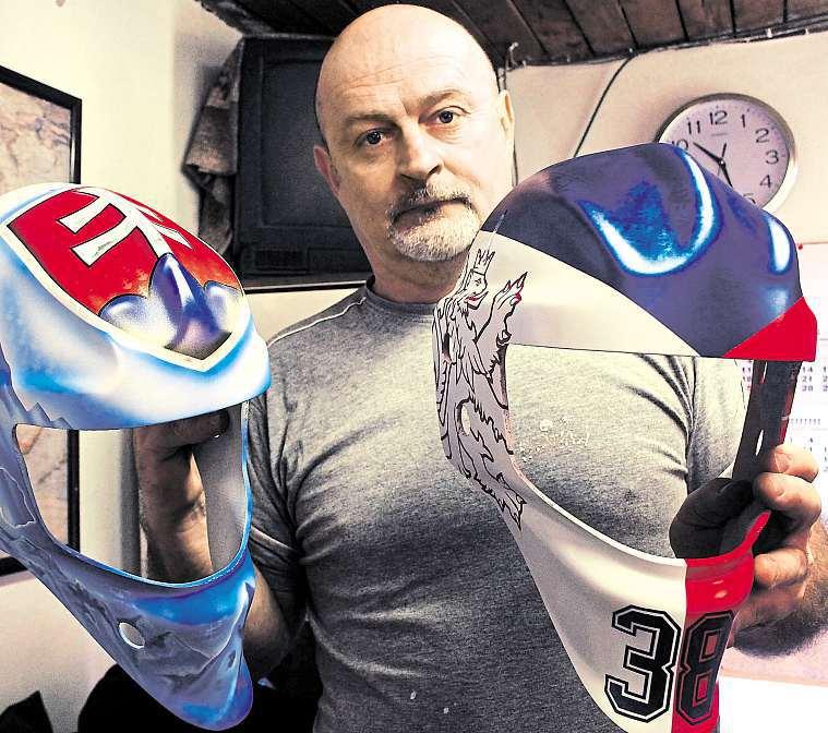 Pověrčiví gólmani Designér Bohumil Korál zdobil hokejové přilby Čechmánkovi ibřízovi.